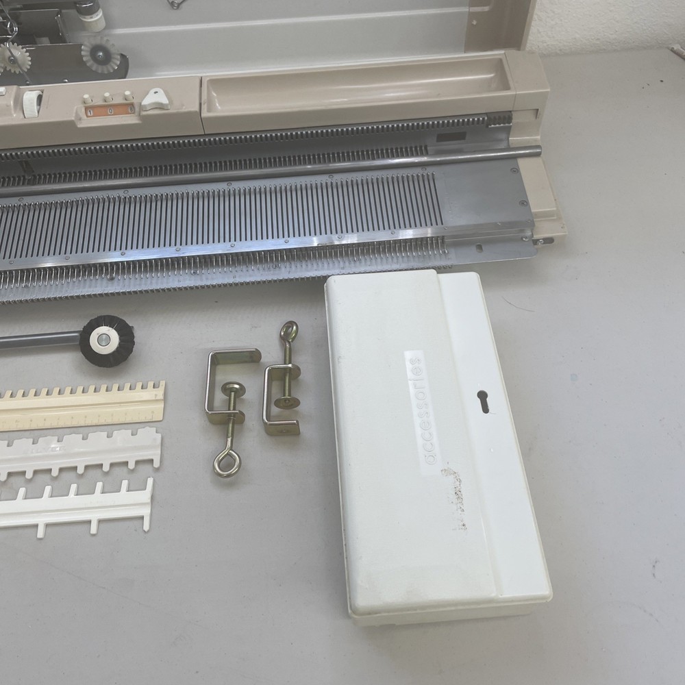Studio 322 Knitting Machine In Good Condition