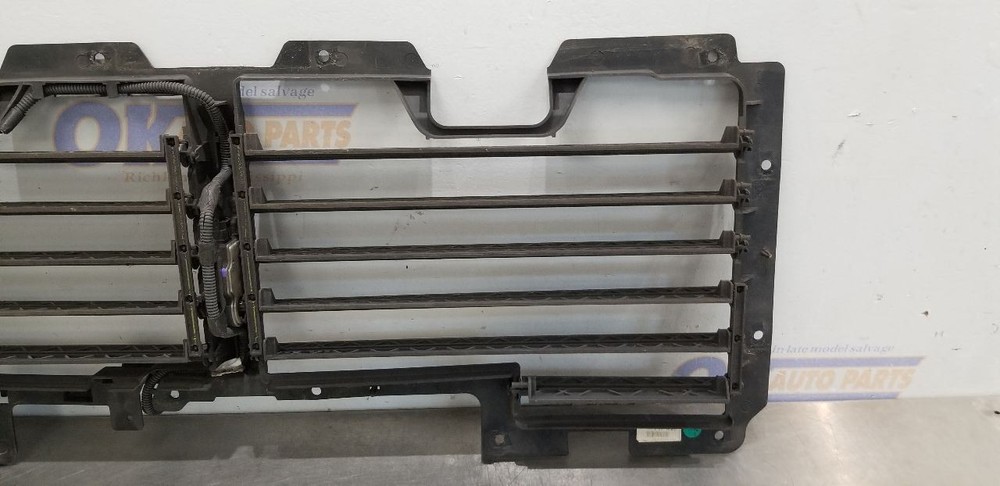 17 GMC YUKON AIR SHUTTER 5.3L