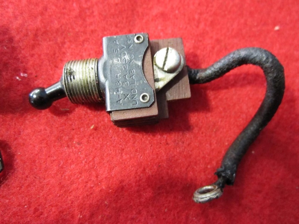 1950 SINGER FEATHERWEIGHT SEWING MACHINE MODEL 221 LIGHT SWITCH