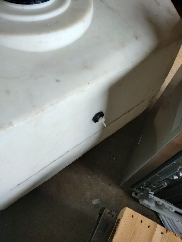 200 gallon plastic water tank
