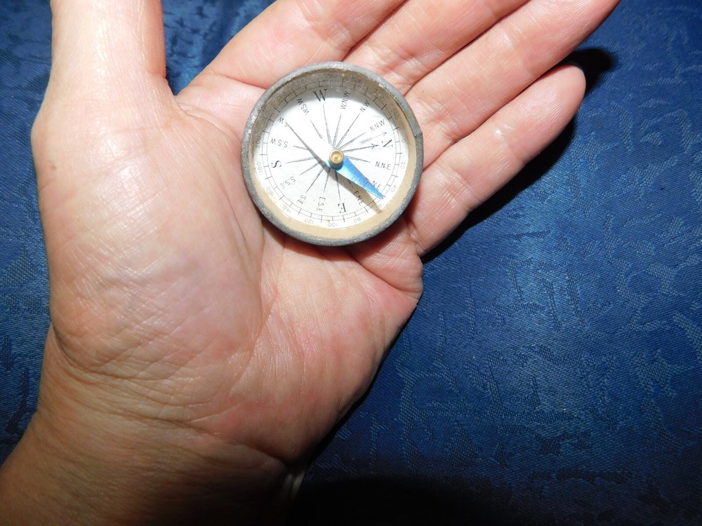 VINTAGE SMALL COMPASS WITH SIGNALLING MIRROR AT BACK