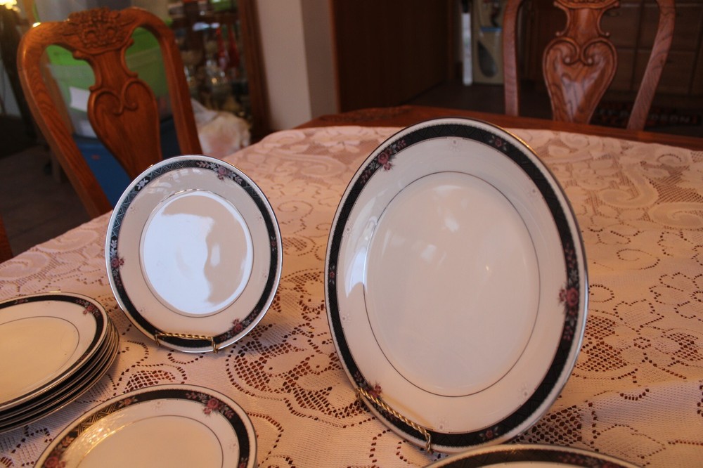 Noritake Ivory China Vintage Pattern 7260 Etienne 30 Piece Dinnerware Grouping