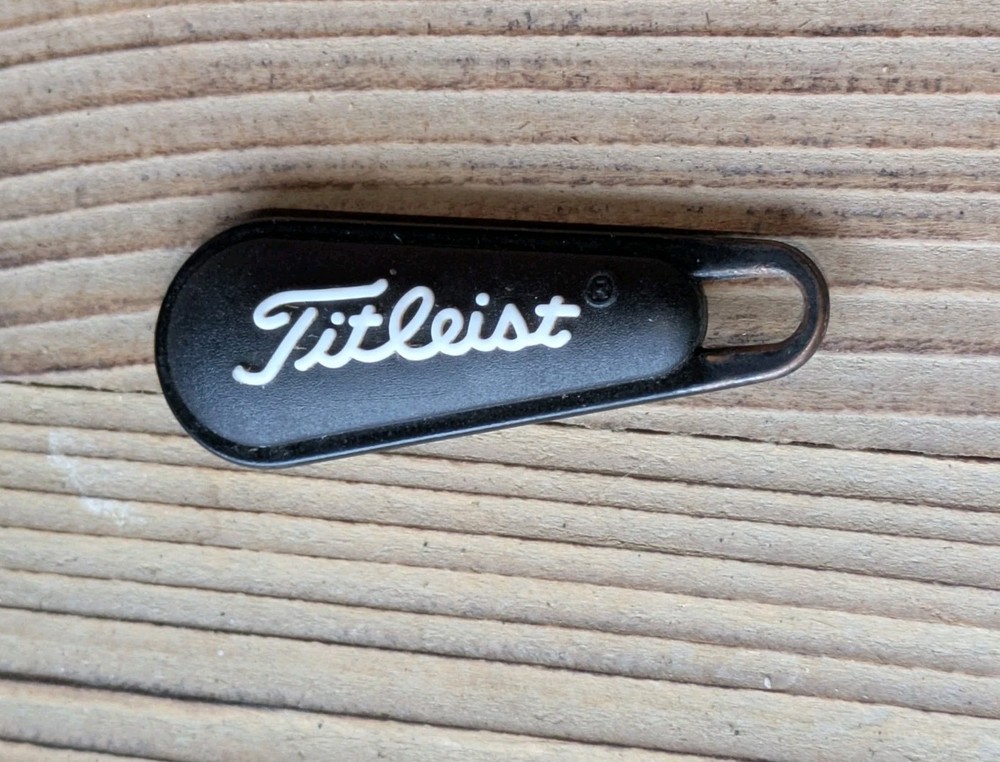 Titleist Zipper Tab Pull Titleist White Script (1)
