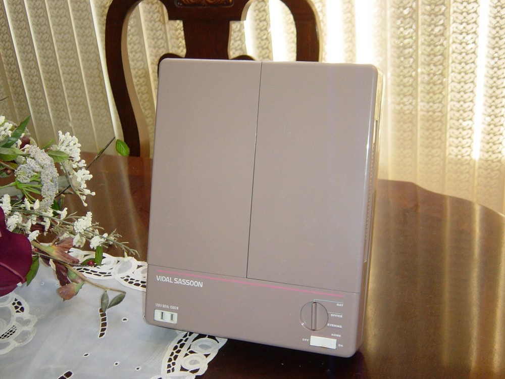 VIDAL SASSOON 3 WAY LIGHT MAKE UP MIRROR W/ 2 SIDE MIRRORS LOWER FRONT OUTLET