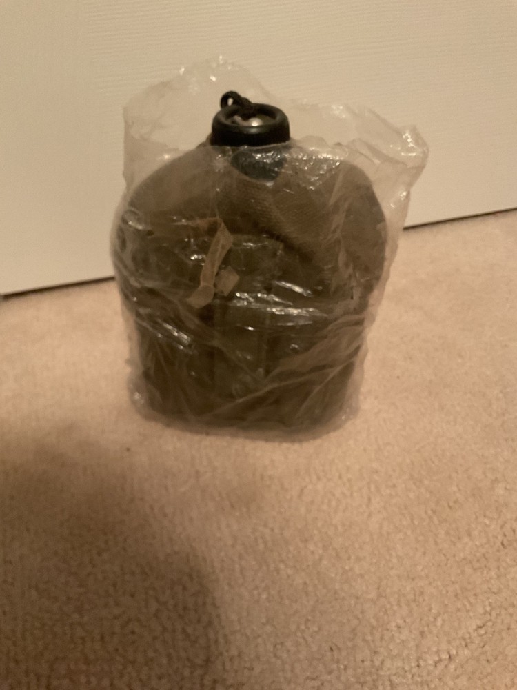 Iraq Canteen , Cover, Cup In Issue Plastic