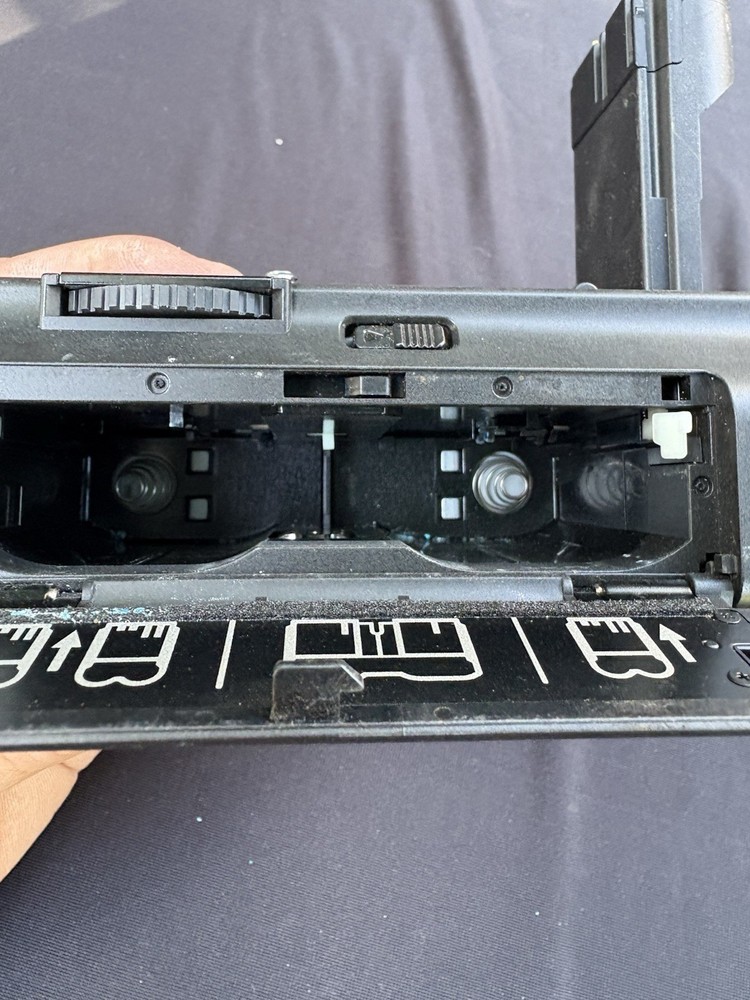 Canon BG-E7 Battery Grip ( missing battery compartment)