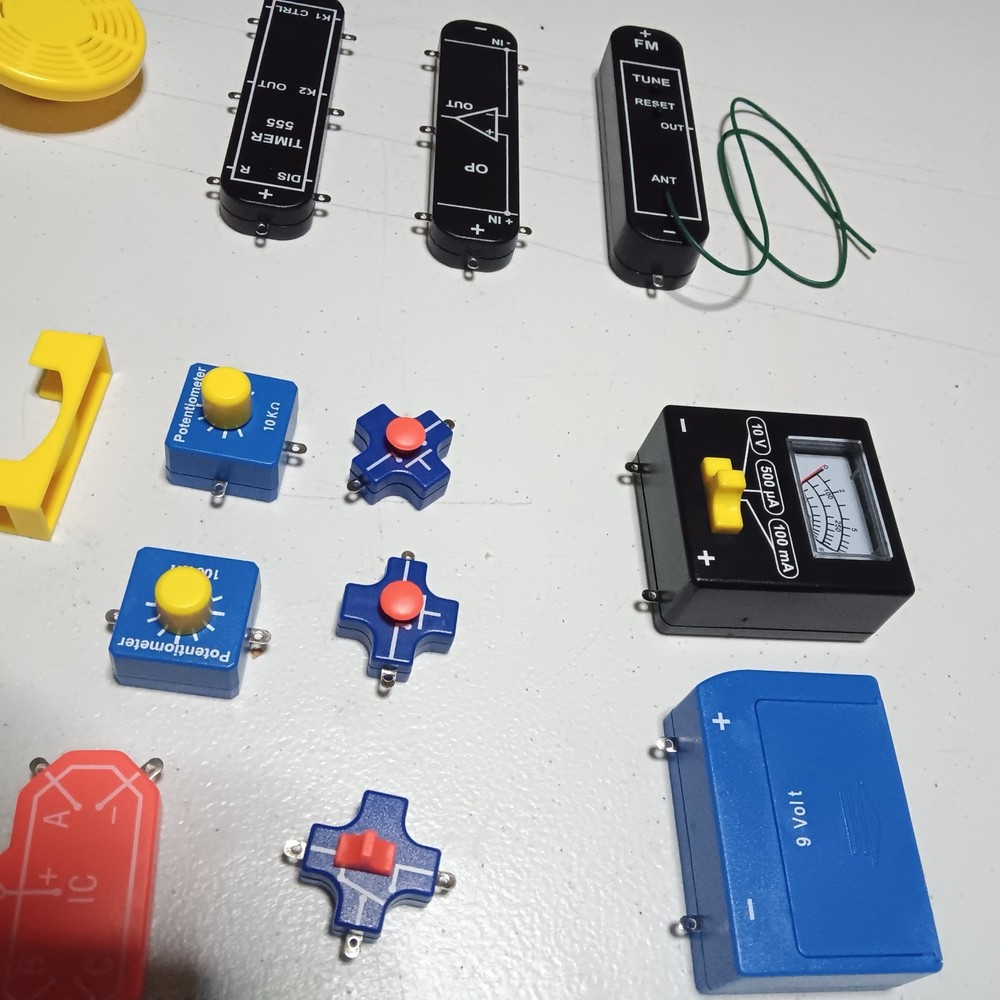 Thames & Kosmos Electronics Advanced Circuits Experiment Kit 141 Piece ages 10+