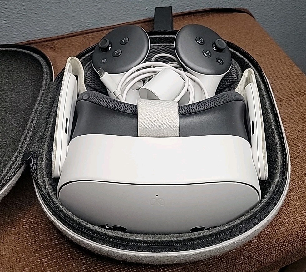 Oculus Meta Quest 3S Virtual Reality Headset 256GB With Controllers
