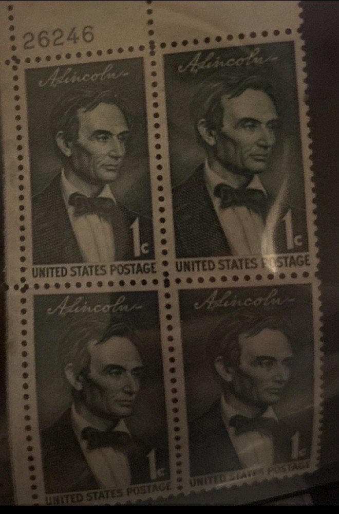 RARE ERROR - Vintage Abraham Lincoln 4 Cent Stamp - DIFF PORTRAITS / Never Seen