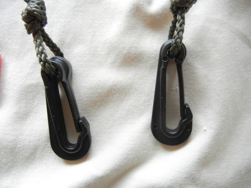 Black Screw-in Tree Stand Bow Hanger with Para Cord & Hook Snaps