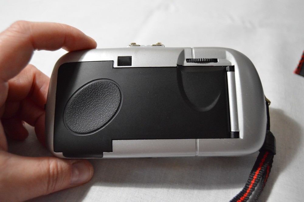 Mango Camera Quickshot 35mm Dl-4410 Focus Free with Case Untested