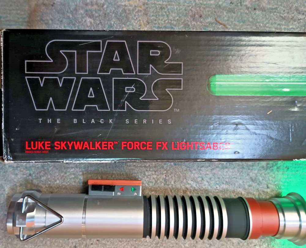 2015 Luke Skywalker Force FX Lightsaber / Star Wars Stand / Original Box / Green