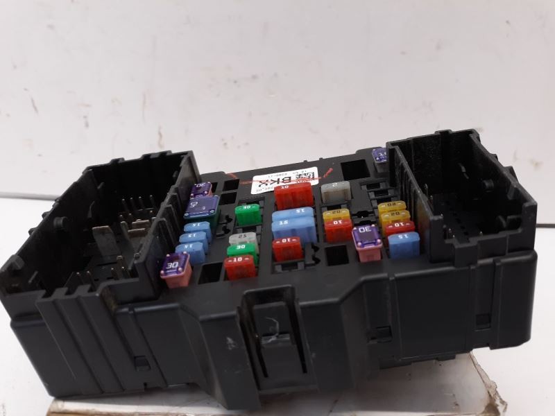 17 SILVERADO RIGHT SIDE CABIN FUSE BOX