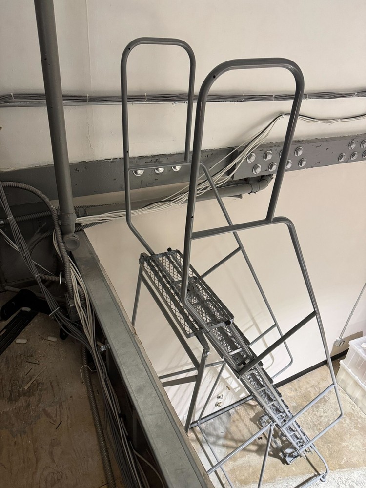 Uline heavy duty ladder