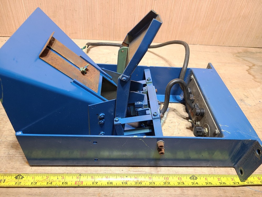 Moorfeed Corp. Vibratory Feeder, 120V model 74101