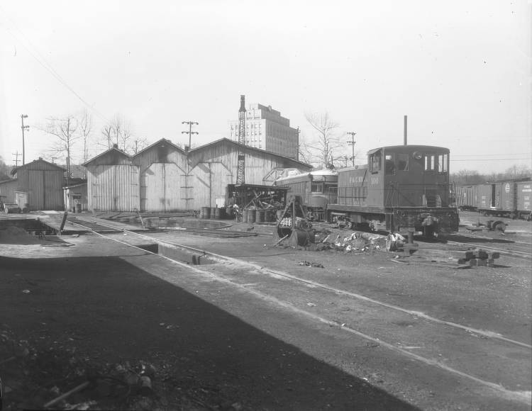 Frankfort & Cincinnati Engine House Railway OLD PHOTO