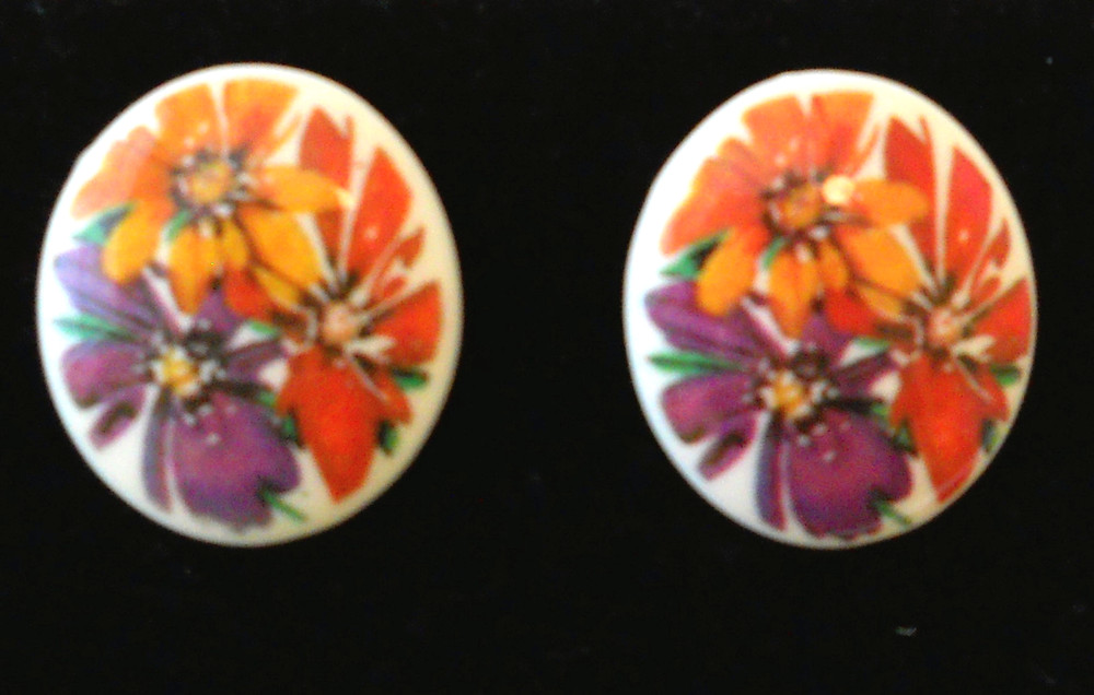 Avon Pierced EARRINGS BOLD FLORAL PATTERN PLASTIC Button RETRO Style VTG