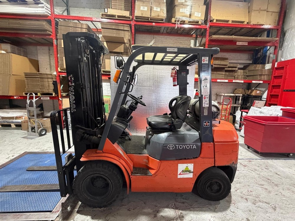 FORKLIFT TOYOTA 4000 HOURS