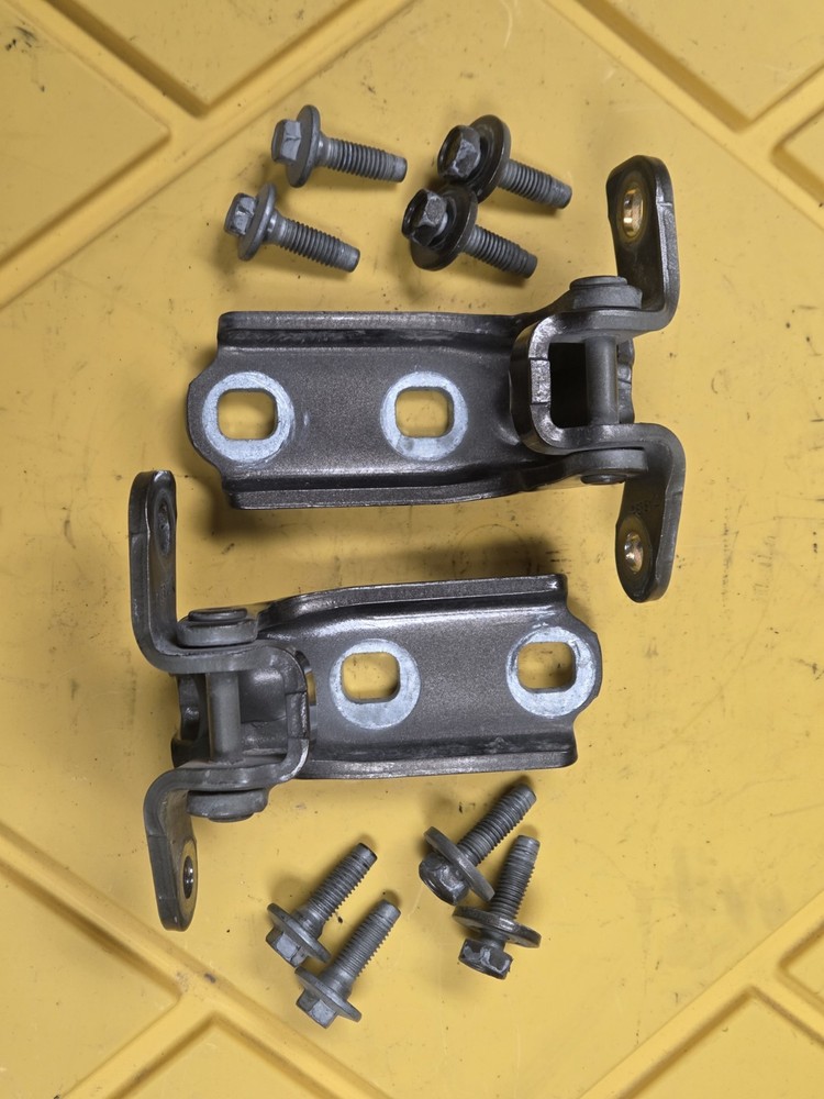 DOOR HINGE RIGHT FRONT PASSENGE LOWER UPPER CHEVY GMC 85644415 85644416 USED OEM