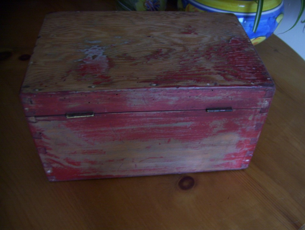 SMALL VINTAGE PAINTED PINE CHEST-BOX.
