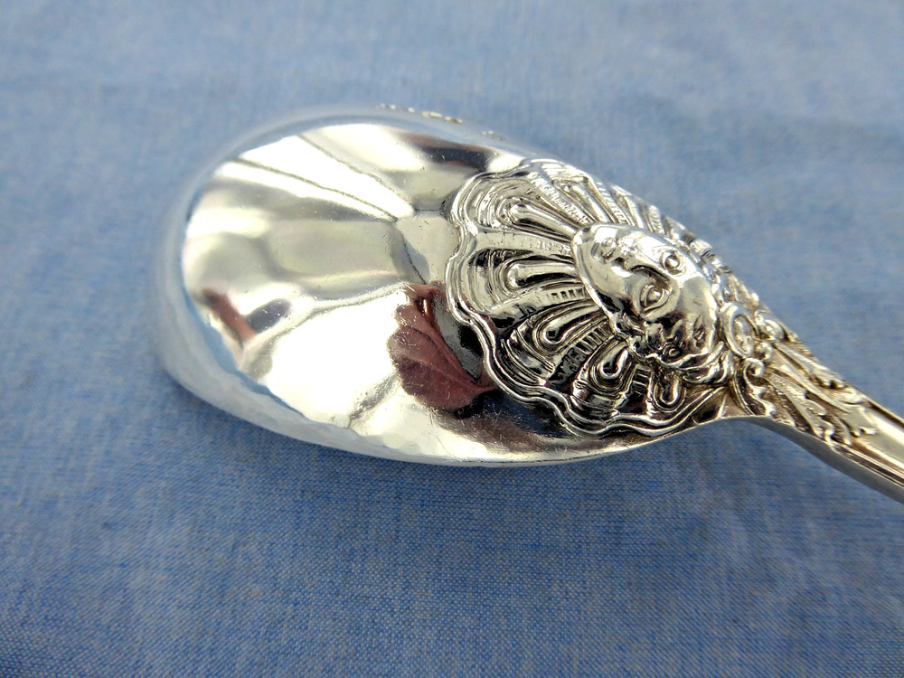 AN ANTIQUE STERLING SILVER FOX HUNT PATTERN SERVING SPOON LONDON 1876.
