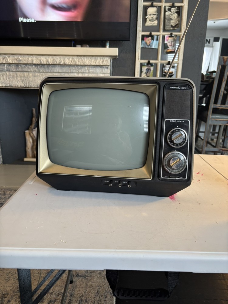 Vintage 1977 General Electric Solid State Black And White Tv