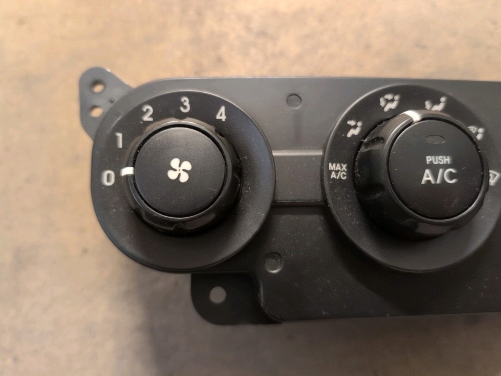 KIA Sorento Heater Control Switch Panel Genuine 972502F000