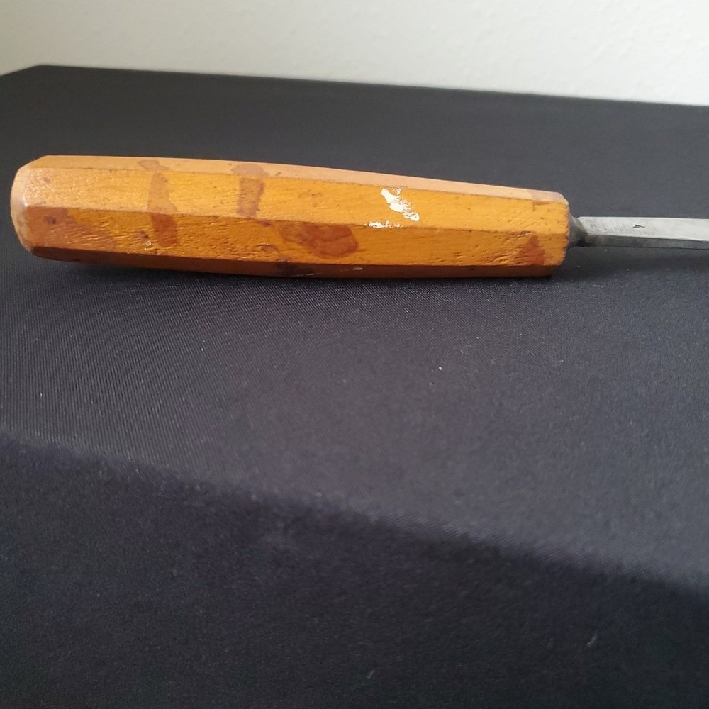VINTAGE MARKED BUT UNKNOWN BEVEL EDGE CHISEL #4