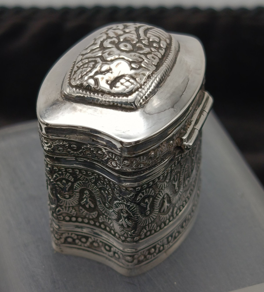 19th Century Loderein Dutch Scent Snuff Solid Silver Repousse Hinged Lid Box