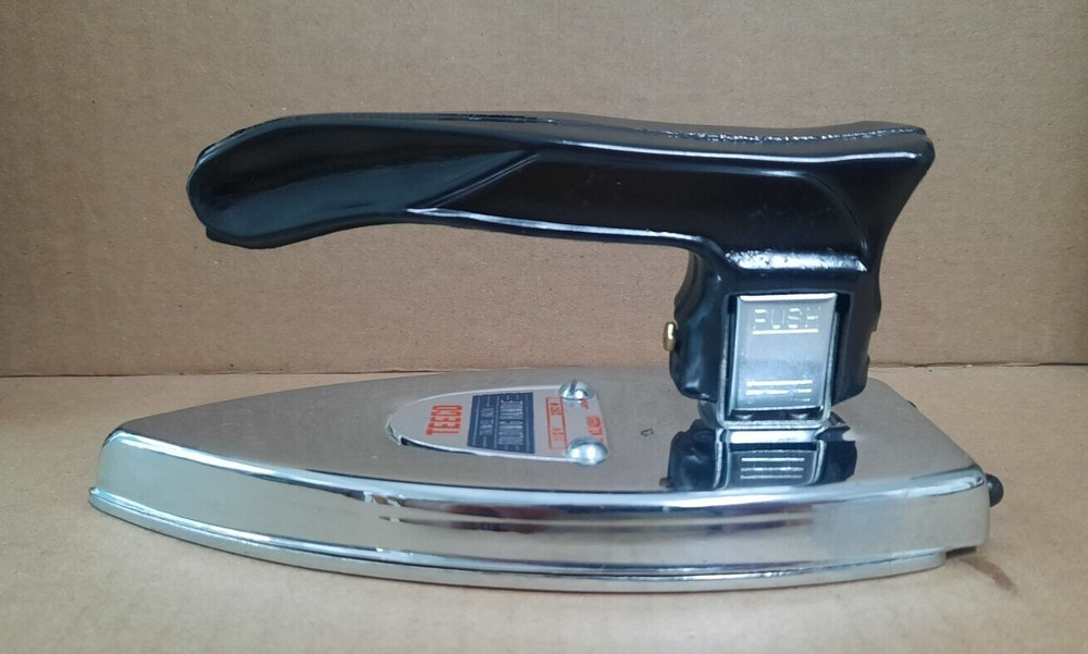 VINTAGE TEECO TRAVEL IRON WITH FOLDING HANDLE & ORIGINAL BOX