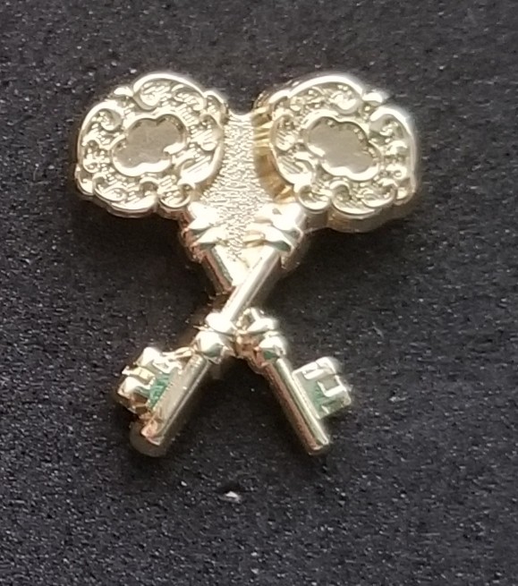 Officer Treasure Lapel pin Masonic Mason Crossed Keys Gold