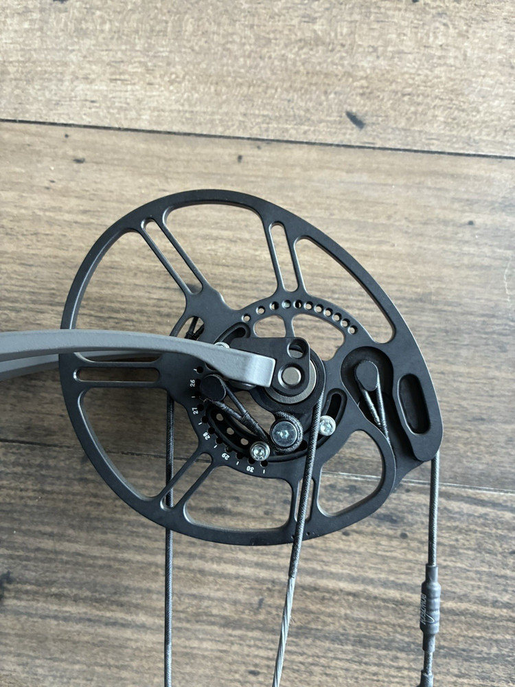 BOWTECH CARBON ONE RH 25.5-30.5" 60-70# SMOKE GREY
