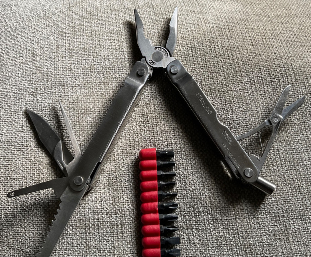 Multi-tool 22 Functions w/ 11 Bit Screwdriver Unbranded w/ Case See Pics