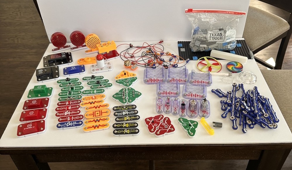 Electronic Snap Circuits Large LOT Elenco STEM Educational