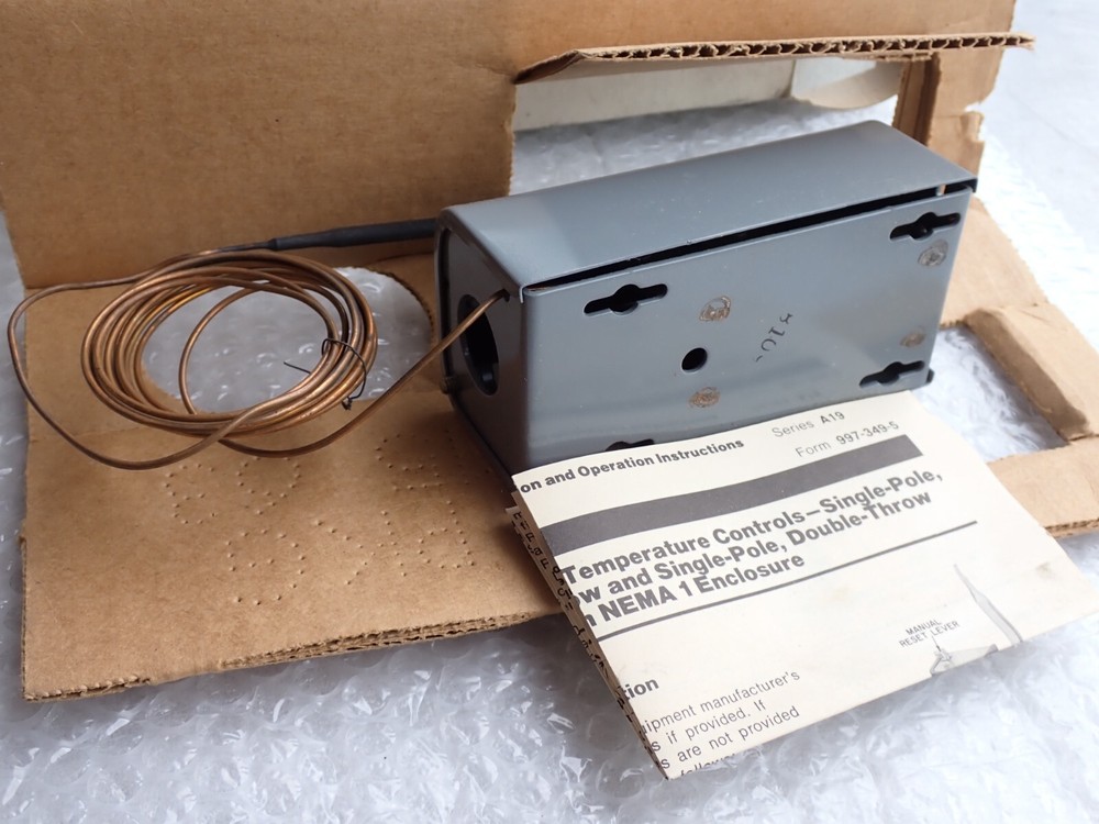 Johnson Controls A19AAB-10 Line Volt Mechanical STAT NEW