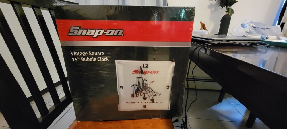 Snap on Vintage square bubble clock. New in box-never opened