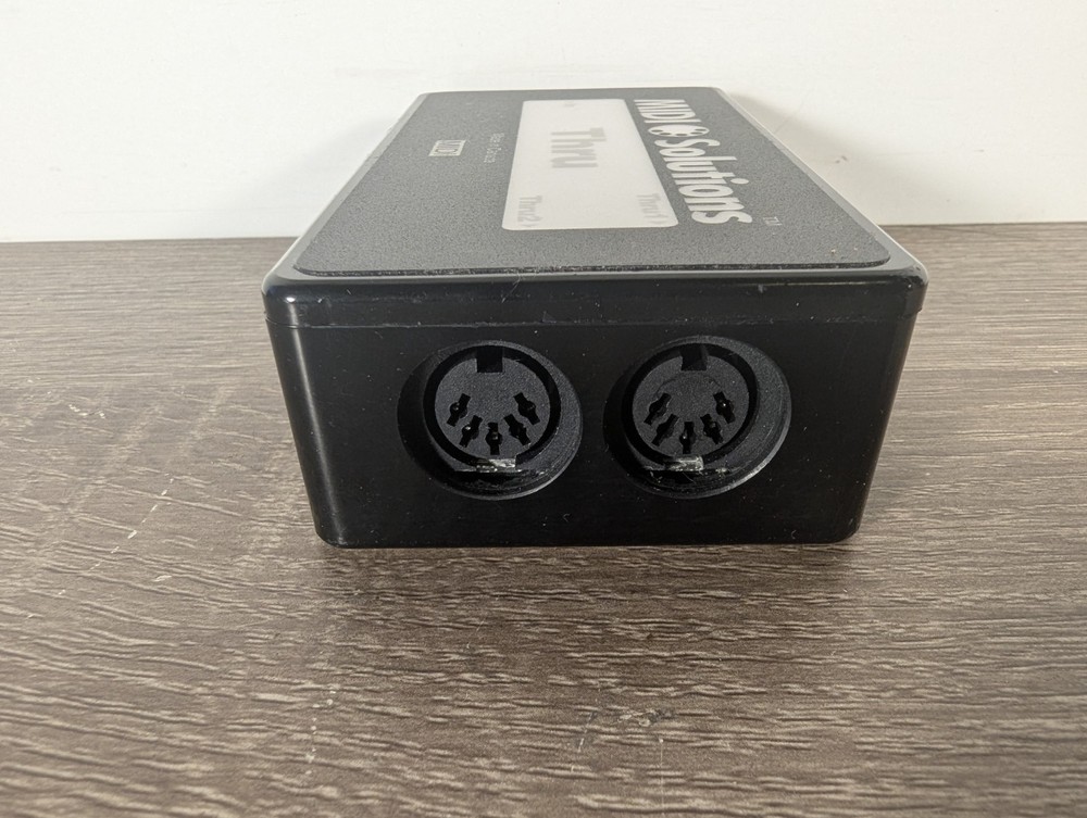 MIDI Solutions Thru Box 1 in 2 Out