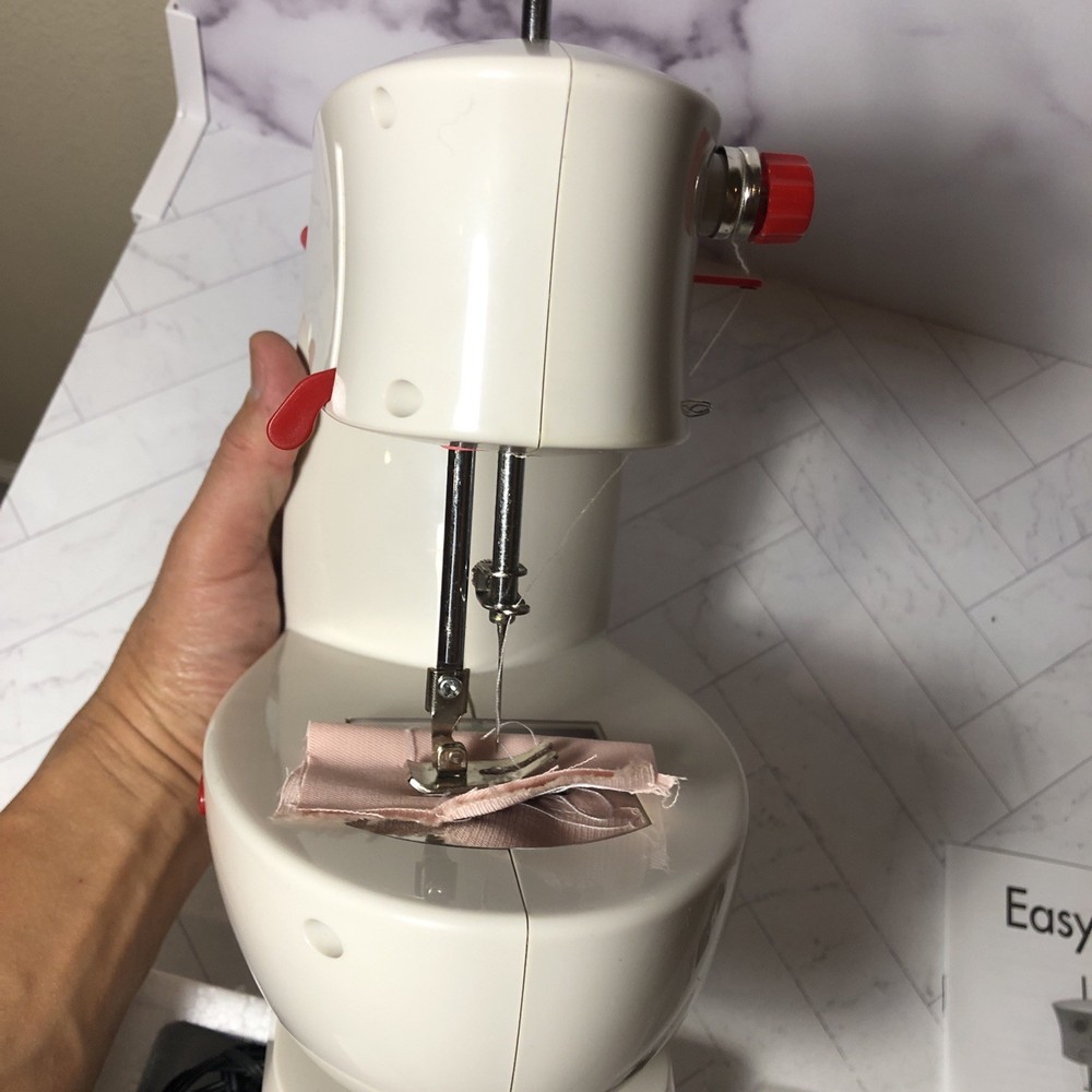 Easy Stitcher Table Top Sewing Machine D2-5001 BARELY USED