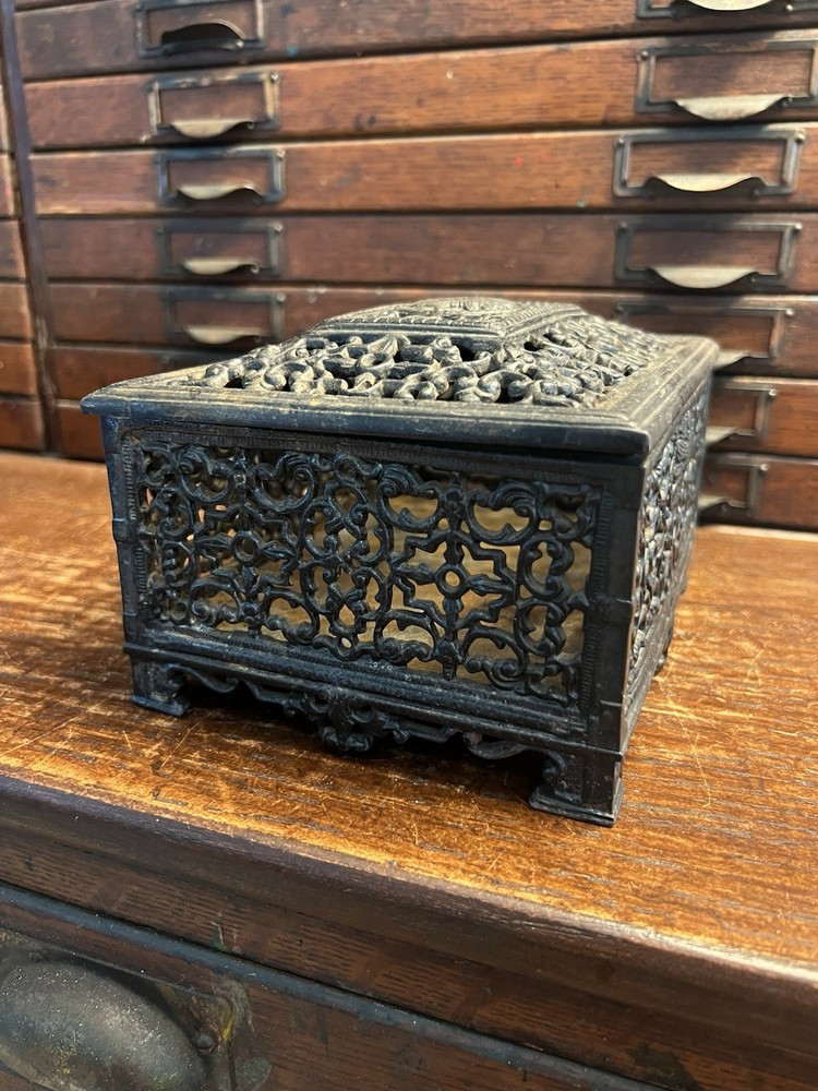 VINTAGE DECORATIVE SOVIET KASLI CAST IRON BOX WITH LOCK - NO KEY BUT OPENS