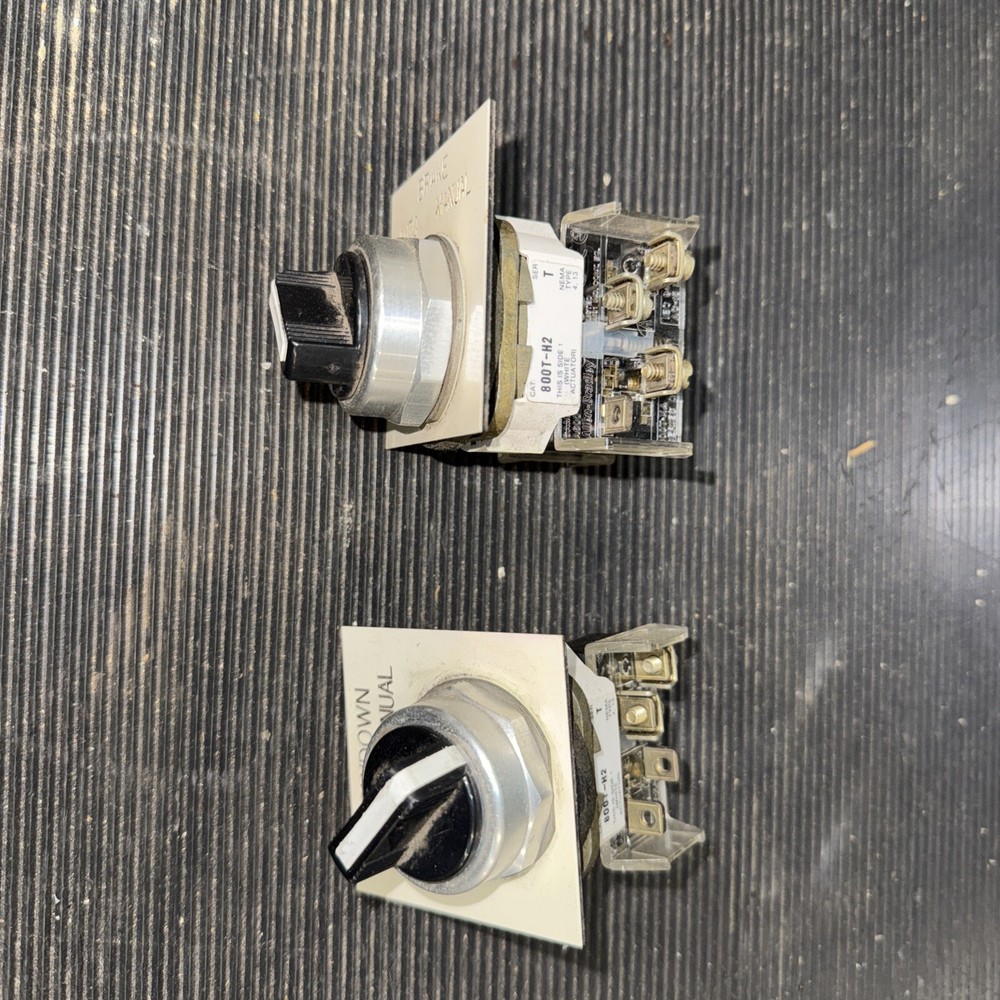 2x Allen Bradley 800T-H2 2-Position Maintained Selector Switch SER T
