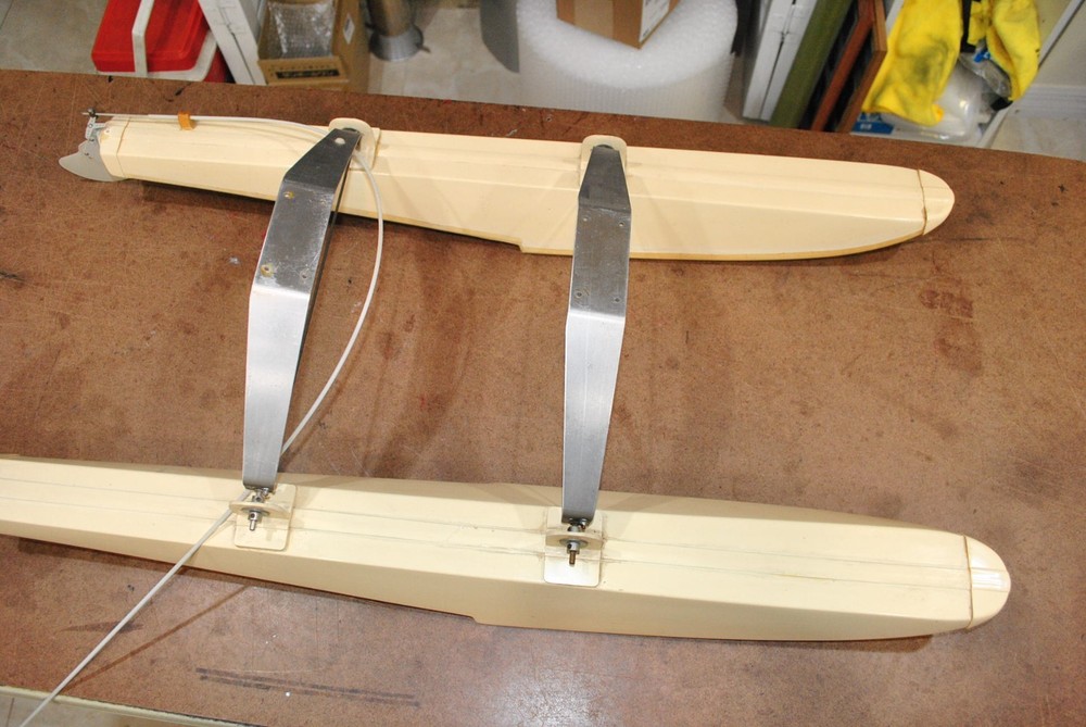 RC airplane 40 size floats, pontoons, plastic. Nice!