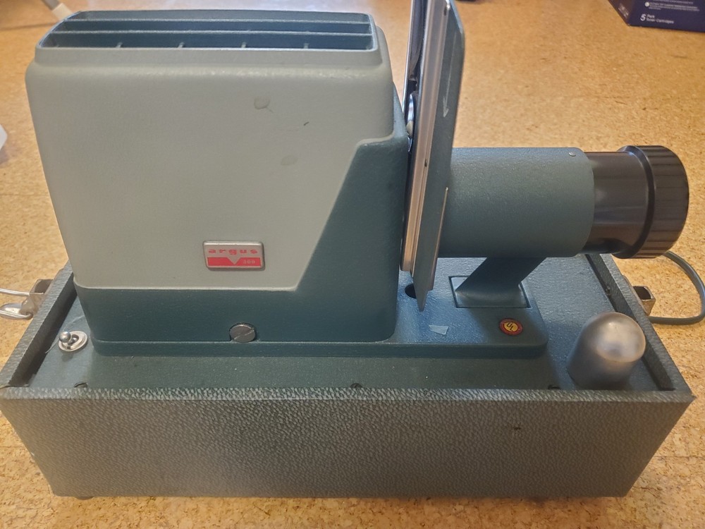Argus 300 Vintage Slide Projector With Case (includes NEW bulb)