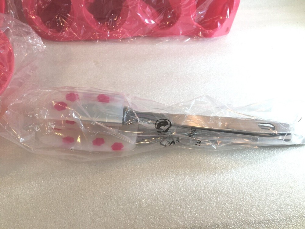 C&C Cook's & Chef's 6 Piece Flower Silicone Bakeware RED