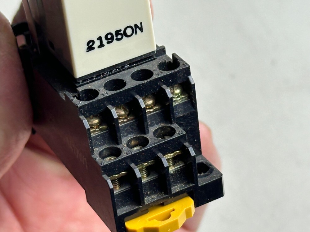 Omron H3Y-4 Second Timer 0-5 sec w/ Base 2-M4X10