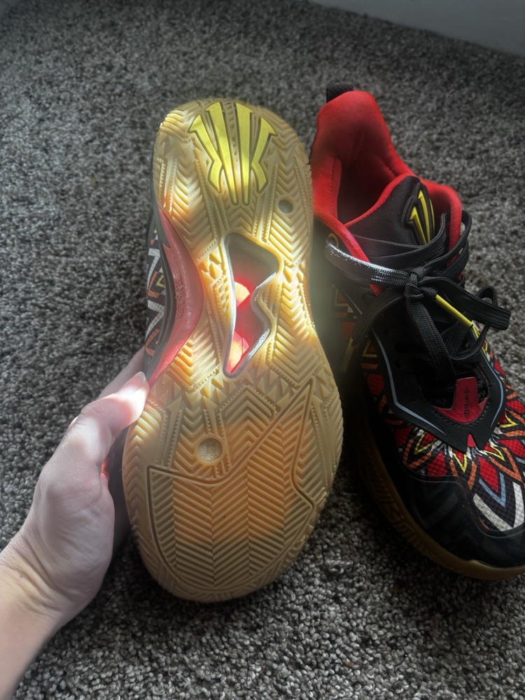 Kyries “Tribe”, Size 5.5 In Excellent condition