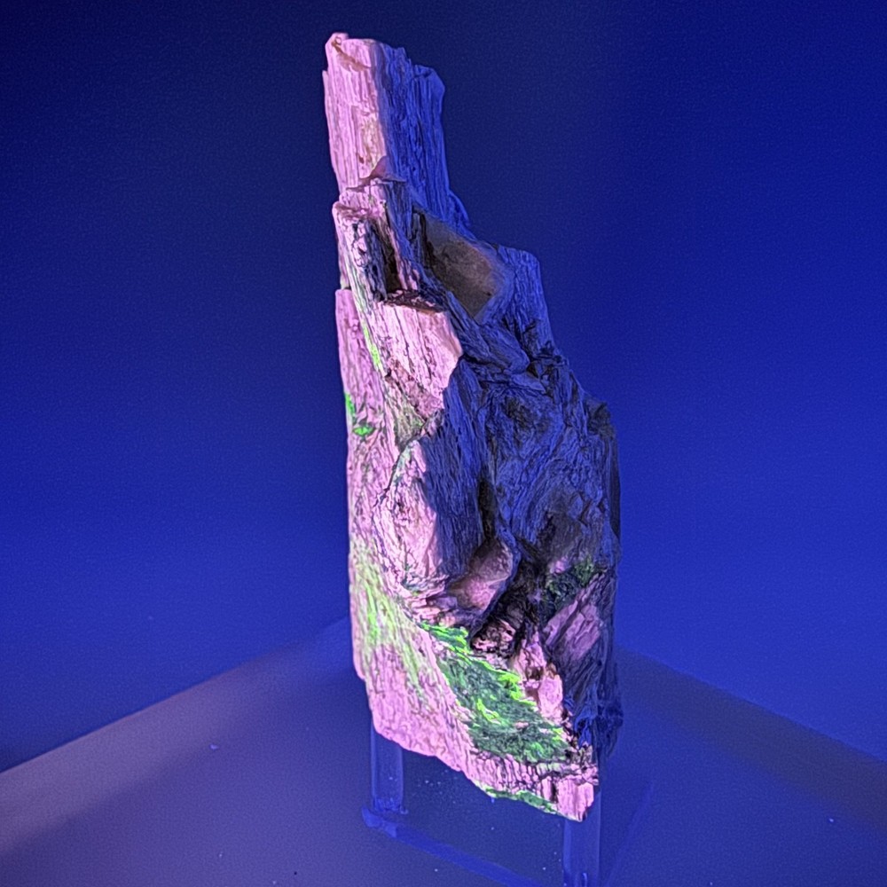 Fine Large Solid Pink Fluorescent Agrellite: Kipawa Complex, Quebec, Canada