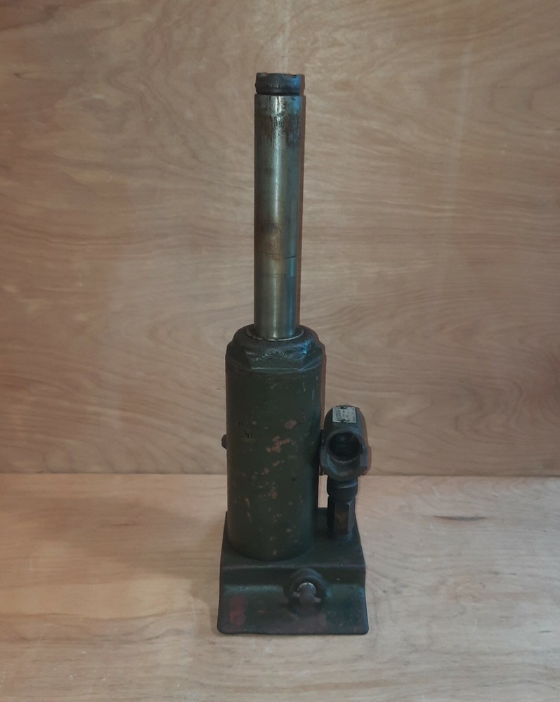 Vintage Drednaut Model D1611 Bottle Jack (1964)