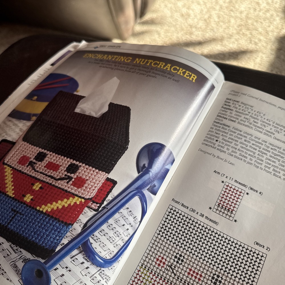 1993Plastic Canvas Magazine 21 Craft Projects Nutcracker, Candlestick Santa *AV