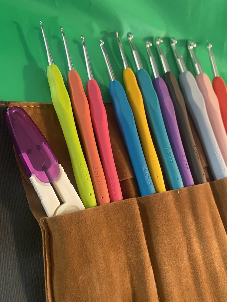 Ergonomic Crochet Hooks 11 PC with wrap Case/accessories Beginners EUC