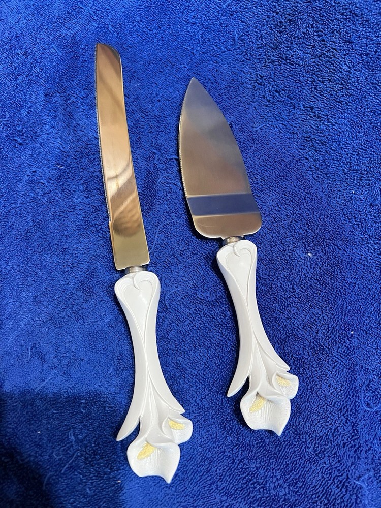 2pc. Wedding Cake Serving Set 13” & 10.5” Lilly Handle Detail